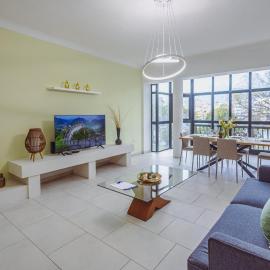 Spacious 3BR Retreat Overlooking Marina，位于姆西达的酒店