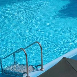 Modernes Apartment mit Pool und Sauna，位于默讷塞的酒店