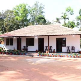 BlueMoon Homestay - Near to Falls and View Points, Home Food & Estate