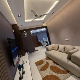 2bhk Aurea Stays Luxury Living with Balcony Views Near DN Regalia Mall Bhubaneswar，位于布巴内什瓦尔的酒店
