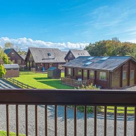 Scandi Cabin in Heart of Anglesey with Parking，位于兰韦尔普尔古因吉尔的酒店