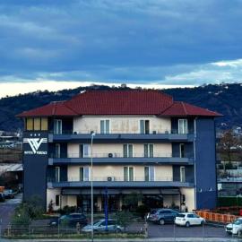 Hotel Verzaci，位于Rinas的酒店