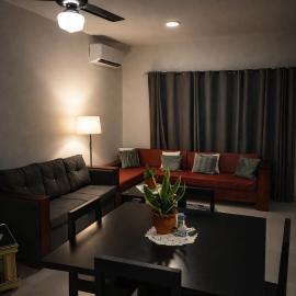 Modern 2BR Apartment 3 Min from Airport with Free Parking - 1，位于苏莎亚的酒店