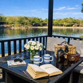 Swanmere lodge, Lakeside view Pinelake Carnforth，位于康福斯的酒店