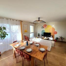 Appartement lumineux proche Genève et Jura 3 chambres, terrasses et parking，位于热克斯的酒店