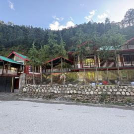 House of Nirvaana - Tirthan Valley，位于Gushaini的酒店
