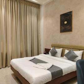 Hotel Raas Vrindavan，位于Laling的酒店