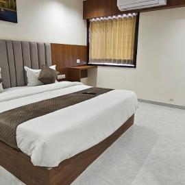 Hotel Glory，位于Bavla的酒店