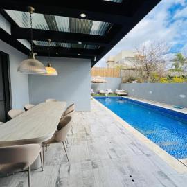 Villa Sol Aviv - וילה מושלמת עם בריכה פרטית למשפחות וקבוצות בנתיבות，位于Netivot的酒店