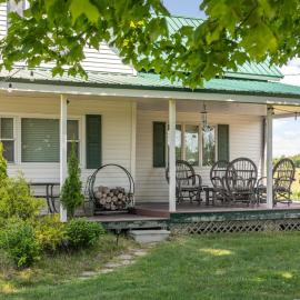 Dreamers 3BR Farmhouse In Leelanau，位于Cedar的酒店