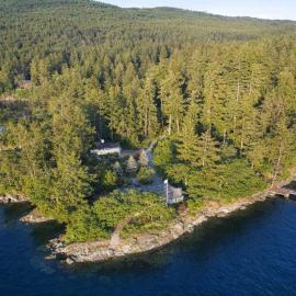 Valhalla The Loft (Oceanfront Hot tub)，位于Salt Spring Island的酒店