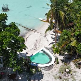 Maayun, Seaside Villa with Large Upper Veranda 7pax，位于Letman的酒店