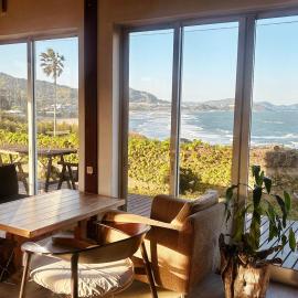Guest House & Beach Cafe fuego，位于日向的酒店