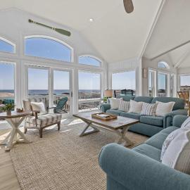 Blue Moon - LUX Oceanfront Pool Hot Tub Theater，位于Waves的酒店