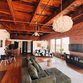 420 Friendly SKYLINE view Downtown Loft FREE Parking，位于底特律的酒店