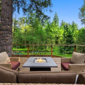 Howard's Hideaway Riverfront Pet Friendly Cabin，位于桑迪的酒店