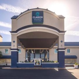 Clarion Inn & Suites Central Clearwater Beach，位于克利尔沃特的酒店