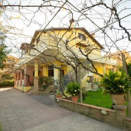 Mary s House Cerveteri Wifi AC，位于切尔韦泰里的酒店
