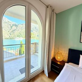 Stunning view to Kotor bay and Old town - C2 Vista，位于Muo的酒店