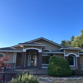 2-Bedroom 2-Bathroom ThePALACE at Univ of Oregon Campus on I-5 Freeway near Hayward Field and Autzen Stadium! FREE WiFI & NEW Washer and Dryer and BBQ on Patio! Almost 2000 square foot all to yourself!!，位于尤金的酒店
