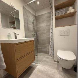 Completely renovated apartment, 6 sleeps，位于海宁的酒店