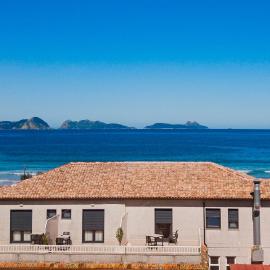 Hostal Montevideo Camino De Santiago & Beachfront，位于尼格兰的酒店