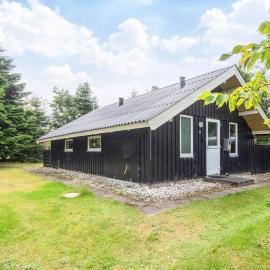 4 person holiday home in Skjern，位于斯凯恩的酒店