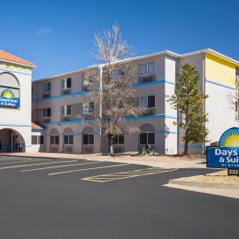 Days Inn & Suites by Wyndham Airport Albuquerque，位于阿尔伯克基的酒店
