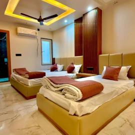 HOTEL RR Grand，位于瓦拉纳西的酒店