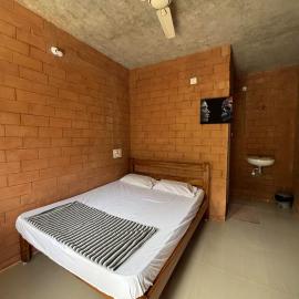 Auro Waves Rooms & Hostel，位于黎明之村的酒店