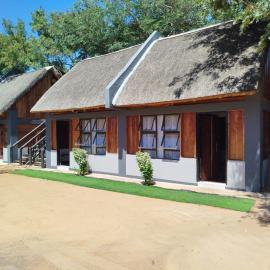 Shalakwe Hills Eco-Cabins，位于Kasane Airport的酒店
