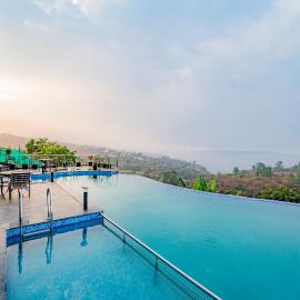 Ritz Valley Resort，位于马哈巴莱斯赫瓦尔的酒店