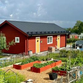 Cozy log cabin on a horse farm with lake views，位于Namn的酒店