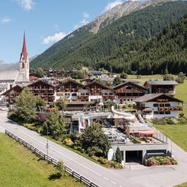Familienhotel Huber，位于瓦勒斯的酒店