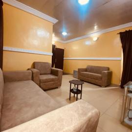 Executive 2BR at Redemption Camp，位于Loburo的酒店