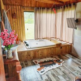 Chalé Suíte, Banheira e Piscina, Chácara das Estrelas，位于Imaruí的酒店