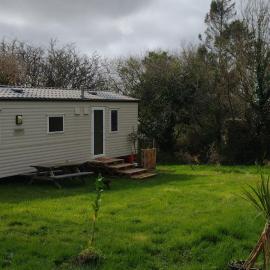 GLAMPING UNITS Choose Tiny House or the Cosy Static，位于Gweek的酒店