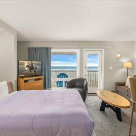 Oceanfront King Suite - Beach Access - Pool and Hot Tub，位于林肯市的酒店