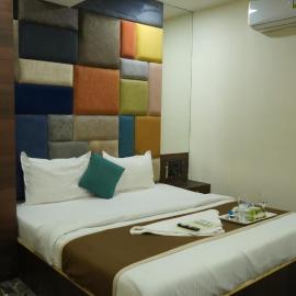 Near Beach HOTEL - VERSOVA INN，位于加姆布的酒店