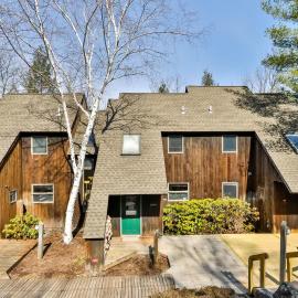 Windham Mountain Condo with Deck & Stunning Views，位于温德姆的酒店