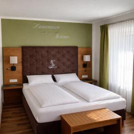 Hotel Lebzelter Straßwalchen, Familien und Business Aufenthalt, Seengebiet, Erlebnispark，位于施特拉斯瓦尔兴的酒店