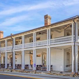 The Colonial Inn, an Ascend Collection Hotel，位于希尔斯伯勒的酒店