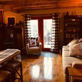 The Birches Cabin, at home in the woods!，位于Marlow的酒店