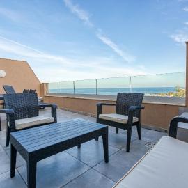 Coastal Charm Apartments in Marsaskala opposite Beach !，位于马尔萨斯卡拉的酒店