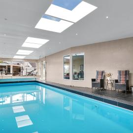 Villa Stavanger 5 bedrooms 5 bathrooms and large swimming pool，位于斯塔万格的酒店