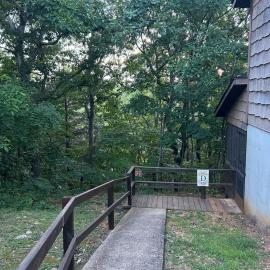 Cabin Hilltop D on Meramec River，位于Steelville的酒店