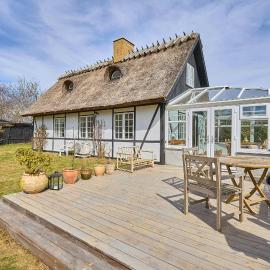 Thatched Cottage With Conservatory Near Beach，位于Græsted的酒店