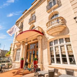 LOGIS Hotel Majestic Chatelaillon Plage - La Rochelle，位于沙特拉永普拉日的酒店