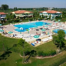 Villaggio ai Tigli Bilocale con giardino privato，位于杜纳维德的酒店