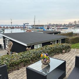 Charming holiday home on the harbour (5 persons)，位于勒兹维的酒店